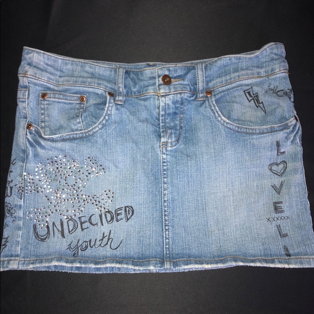 3/$10❤️ 90’s Blue jean mini skirt w/writing detail